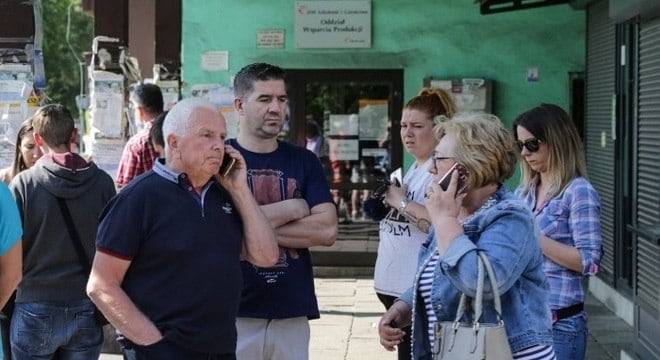 Pessoas aguardam notícias após o terremoto que atingiu a mina