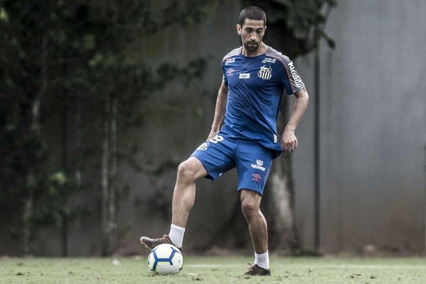 Evandro - O Santos não exerceu o direito de ampliação do contrato do meia Evandro até o fim do ano e o atacante eixou o clube. Alegando pendências financeiras, clube e jogador já se acertaram as formas de pagamento e o atleta está livre no mercado.