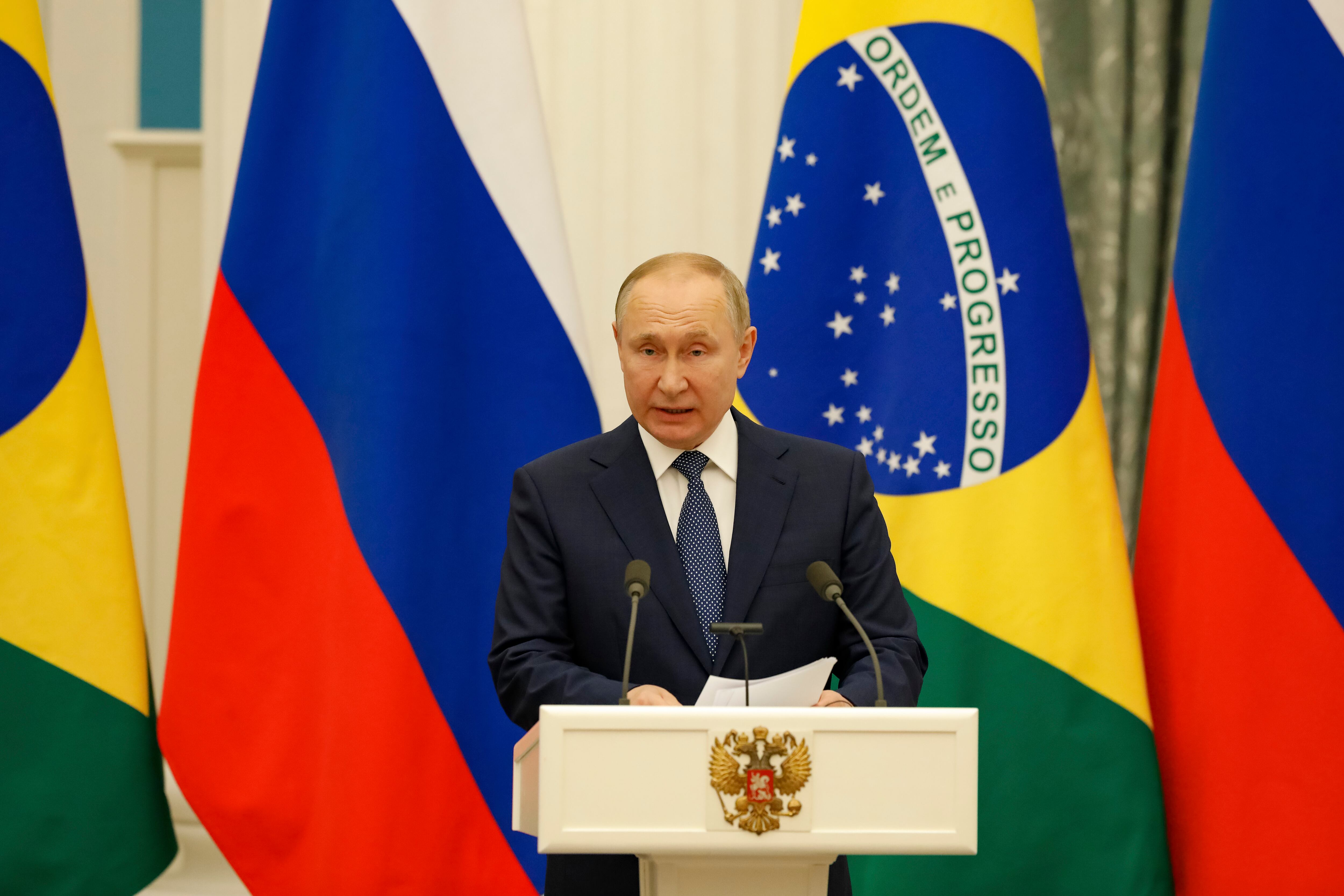 EUA podem ampliar sanções econômicas a países que fazem comércio com a Rússia. Situação atingiria o Brasil