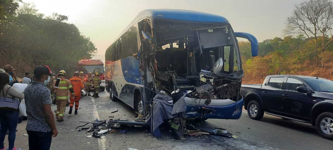 Ônibus bateu na traseira de carreta