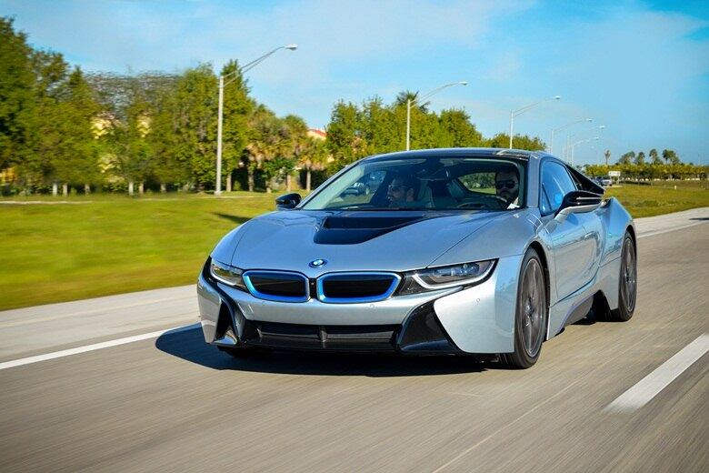 Ainda como novidade, a BMW pretende instalar suspensão adaptativa que, como já diz o nome, adapta de forma automática a o componente ao modo como o condutor "toca" o carro