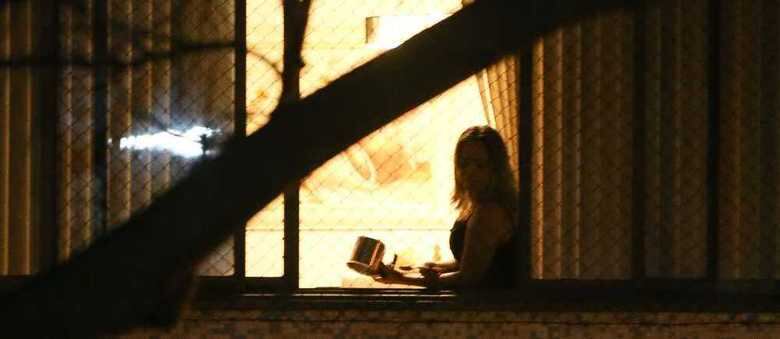 Mulher bate panela na Asa Norte, em Brasília, durante programa do PT na televisão