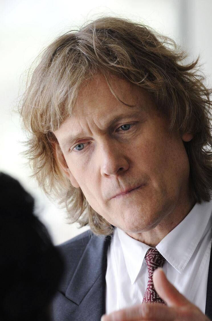 O bilionário David Thomson Reuters faz o estilo culto. A sua fortuna de US$ 22,6 bilhões (cerca de R$ 52,90 bilhões) veio da empresa
de mídia Reuters, fundada pelo seu avô, Roy Thomson. Atualmente morando em Toronto, no
Canadá, ele tem quatro filhos

