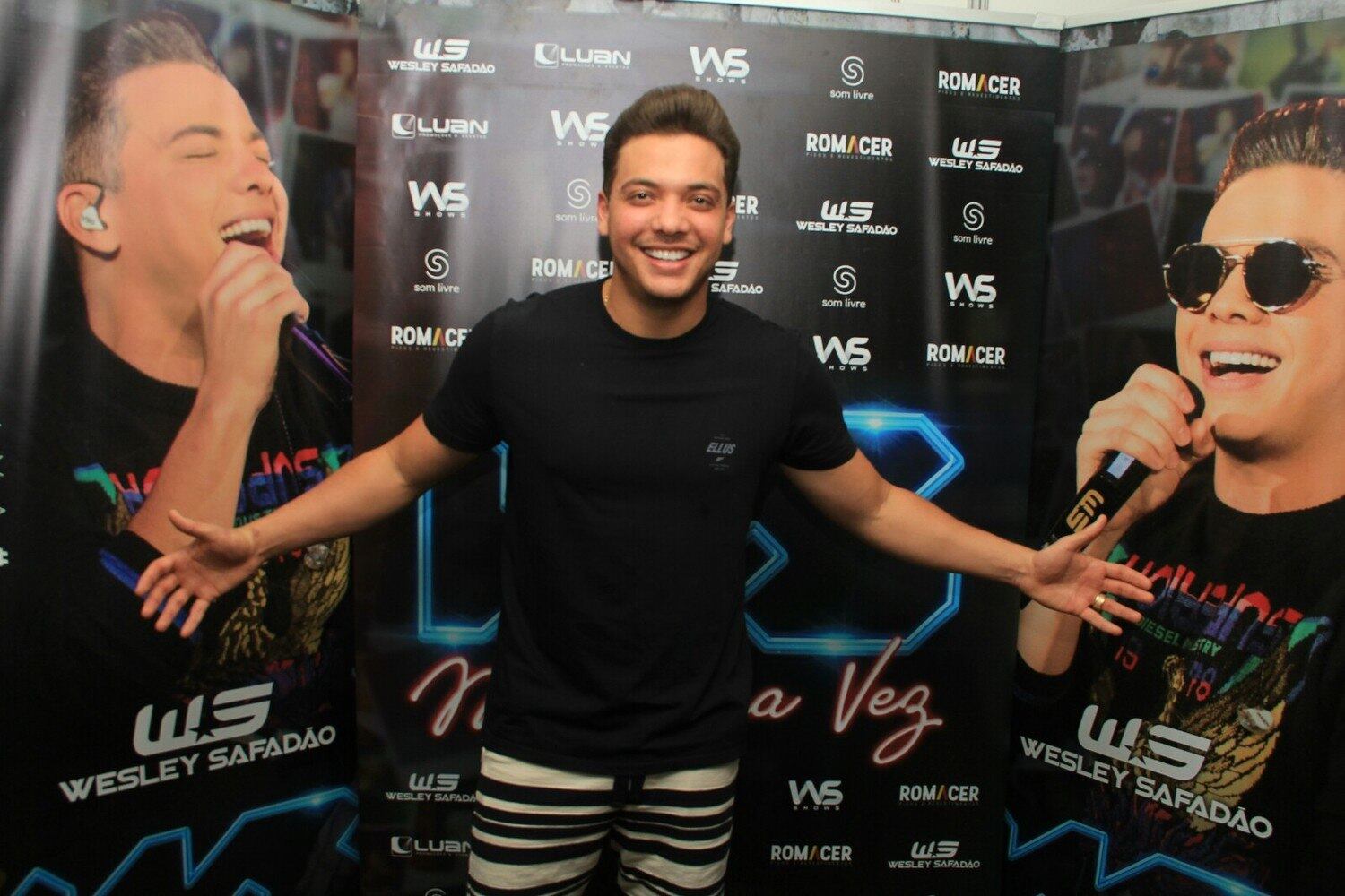 Wesley Safadão vai se apresentar em um dos camarotes no Carnaval de Salvador, mas antes da festa curte a folia 