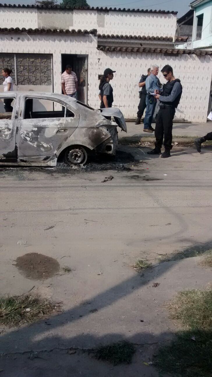 O policial militar foi abordado na saída de um pagode em Duque de Caxias, na Baixada Fluminense, por quatro criminosos. O PM estava armado e foi reconhecido pelos suspeitos, que estavam em duas motos. 