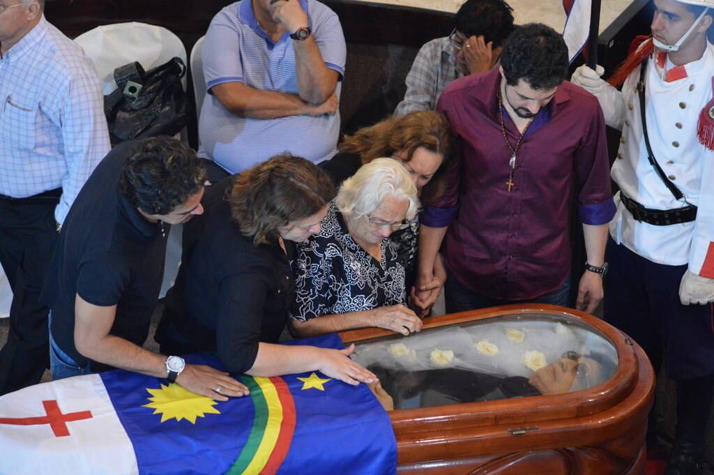 O caixão de Reginaldo Rossi ficou exposto com uma bandeira do Estado de Pernambuco 