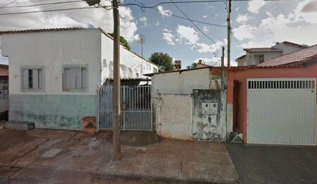 Mulher foi resgatada pelos vizinhos