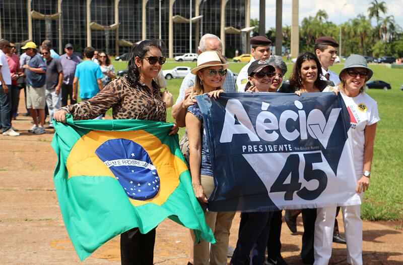 Simpatizantes de Aécio Neves gritaram o nome dele no Congresso