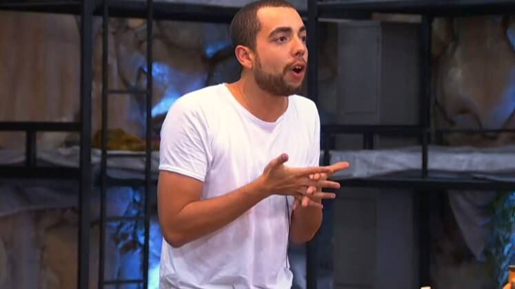 Assim que chegou no Exílio, Selfie foi recebido com um confronto de Dinei. Sem paciência, ele se defendeu. "Não vim aqui provar nada para você. Quero que se dane a sua opinião", afirmou. 