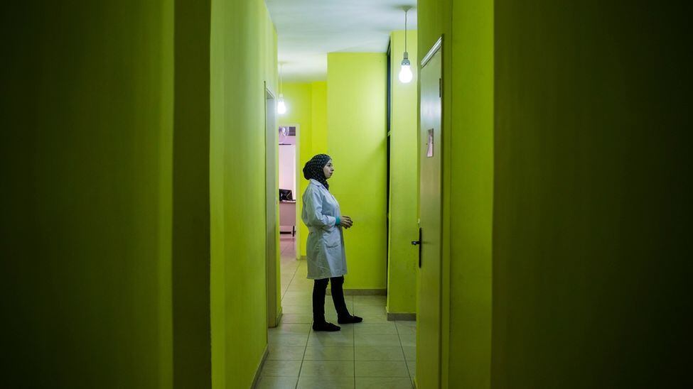 Uma
médica do MSF se prepara para atender uma gestante. Para a maioria dos novos
residentes do campo de Shatila, pagar os serviços médicos é um luxo que não
podem permitir-se. O atendimento gratuito proporcionado pelo MSF é vital para
eles