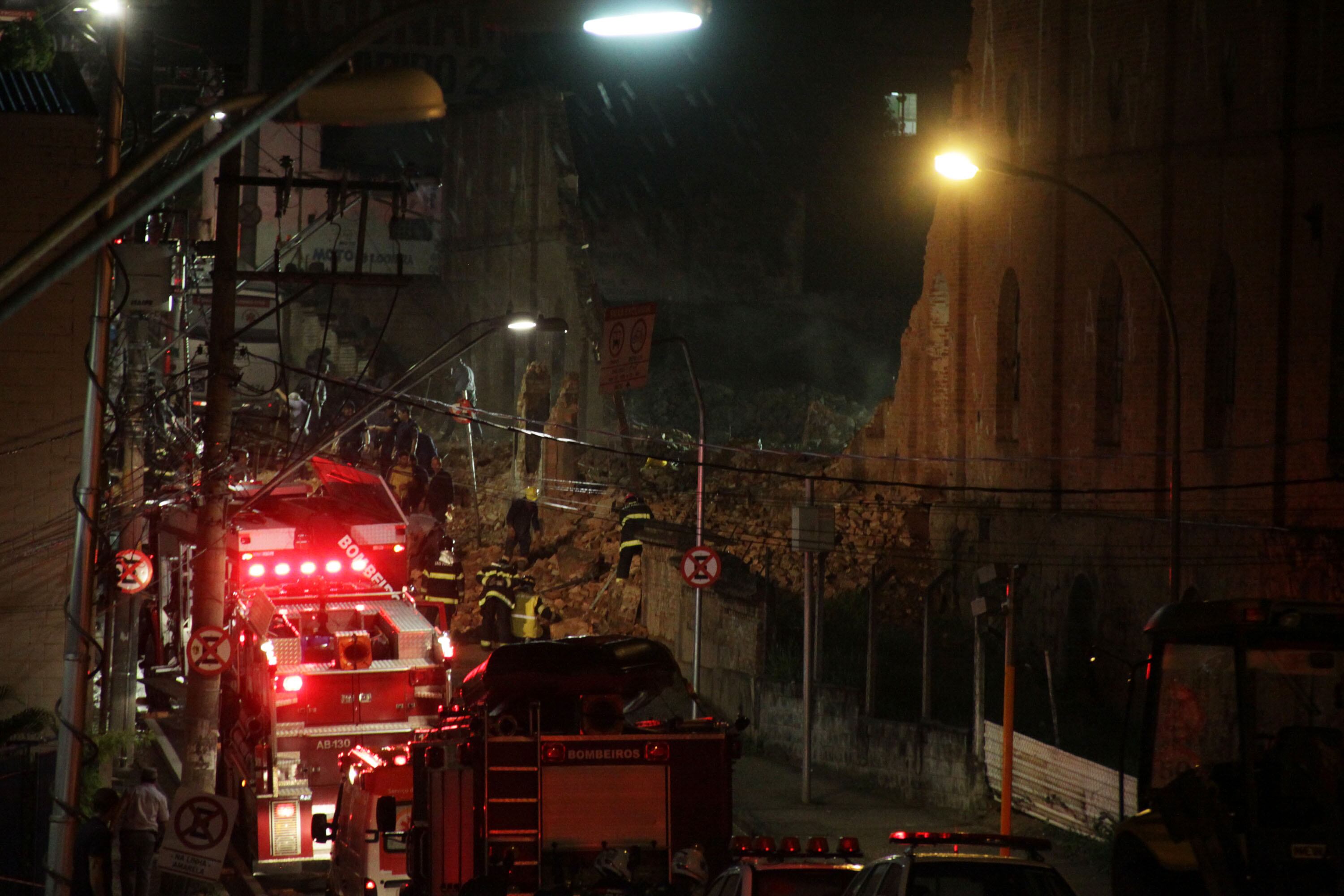 Na hora do acidente ventava forte e chuviscava na região. No prédio funcionava uma antiga tecelagem e, atualmente, um shopping é construído no local