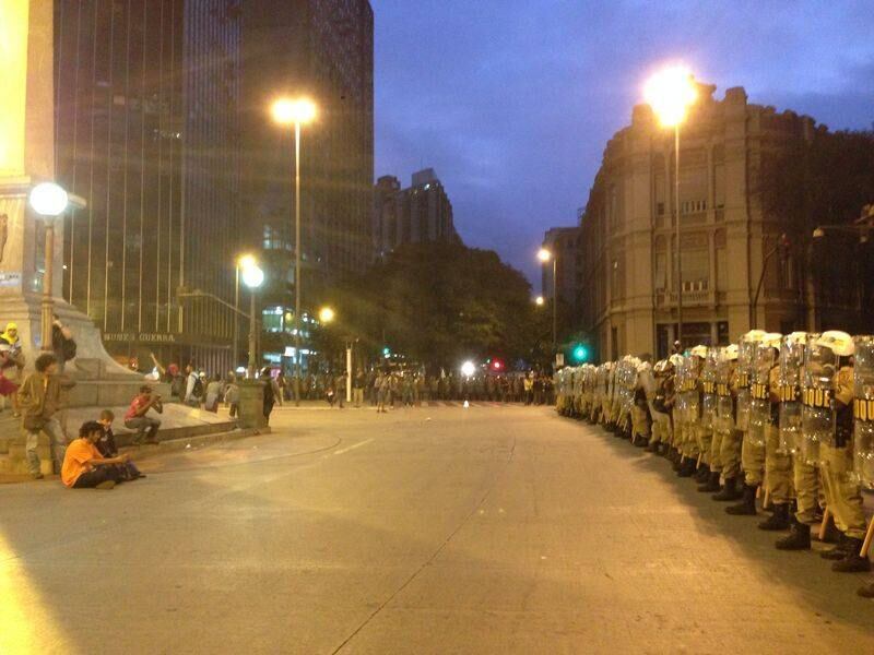 Depois da dispersão dos participantes do protesto, a Polícia Militar montou um grande cerco novamente na Praça Sete