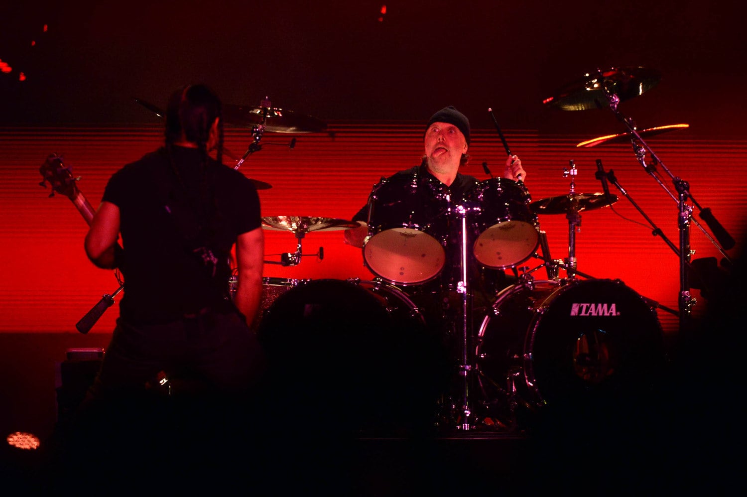 O início do show foi com "The Ecstasy of Gold", clássico do compositor Ennio Morricone, trilha sonora do igualmente clássico Três Homens em Conflito (1966), do diretor Sergio Leone. Logo em seguida, os integrantes da banda foram entrando no palco a abriram o show com Hardwired, música do disco Hardwired... To Self-Destruct, lançado em 2016. A segunda foi Atlas, Rise, também do mais recente CD. Aí já deu para ver que a coisa ia pegar geral (Foto: Eduardo Enomoto/R7)
