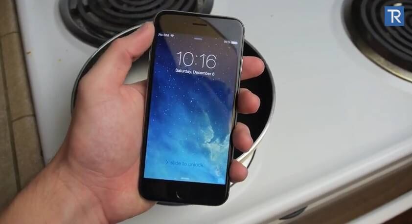 Taras Maksimu possui um canal no YouTube chamado TechRax que é especializado em desenvolver “testes” de resistência em smartphones. Dessa vez, ele resolveu ir além e realizar um teste que envolve Coca-Cola fervendo e um iPhone 6

Confira os melhores smartphones, tablets e acessórios para comprar neste fim de ano
