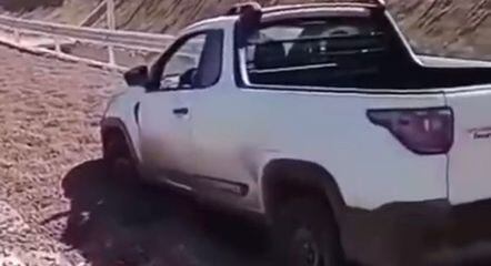 Caminhonete ficou atolada na área de escape do Anel Rodoviária inaugurada na última semana.