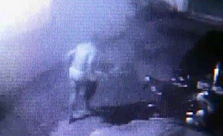 Jovem invade o prédio de cueca e anda na ponta dos pés