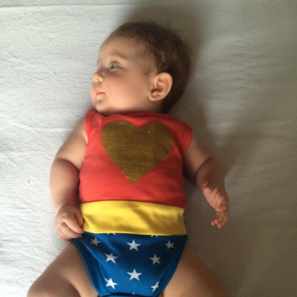  Olha que linda a Laura vestida de "Menina Maravilha"