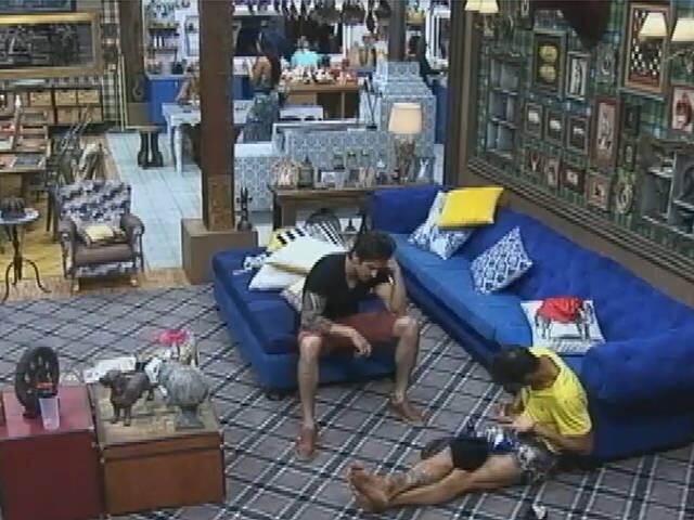 A semana de Diego estava conturbada. Em uma conversa com
Leo, o modelo disse que seu possível affair Lorena era só uma criança e que só
tinha tamanho
+ Fim do romance? Diego critica Lorena pelas costas: "É
uma criança, só tem tamanho"
+ Aplicativo
A Fazenda permite interatividade em tempo real. Fique por dentro da
novidade. Veja mais!