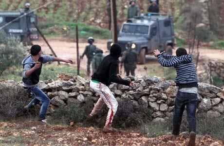 Palestinos jogam pedras em tanques israelenses no norte da Cisjordânia em protesto contra a ocupação