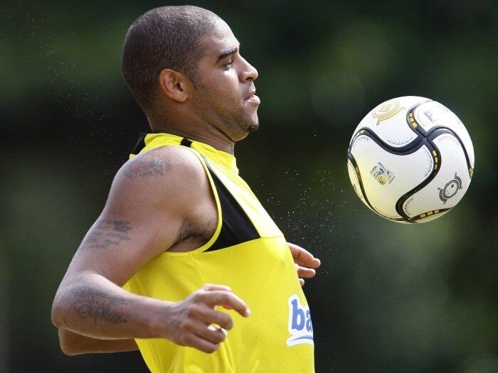 A última vez em que Adriano mostrou o
futebol que o fez ser considerado um dos melhores atacantes do mundo foi com a
camisa do Flamengo, em 2009 e 2010