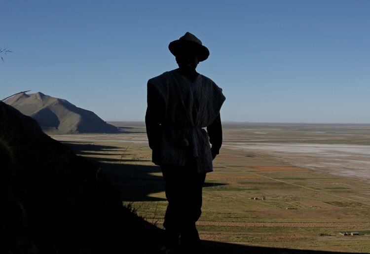Ao longo dos séculos, o
povo Uru vive em torno do lago Poopo, morando em
ilhas flutuantes de junco e ao longo das margens da costa, pescando pela
sobrevivência. Mas não mais