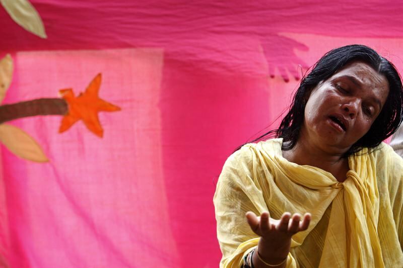 Mulher chora por seu filho desaparecido nos escombros do edifício Rana Plaza em Savar, Bangladesh.

As escavações em busca das vítimas devem durar pelo menos mais uma semana, segundo uma fonte oficial, que acrescentou que os andares inferiores do prédio provavelmente abrigam o maior número de pessoas