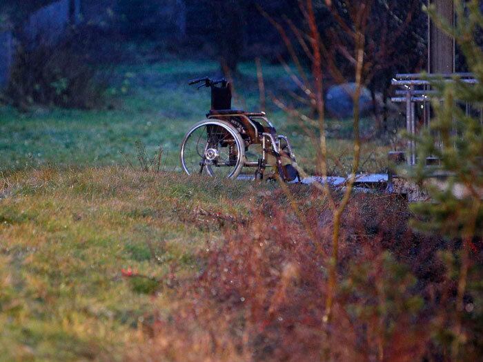 Uma cadeira de rodas solitária é vista do lado de fora de um workshop para pessoas com deficiência que pesgou fogo em Titisee-Neustadt, na região sul da Floresta Negra na Alemanha