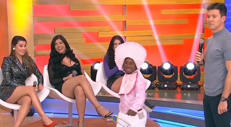 Depois de ver a qualidade das cantadas, o Pigmeu resolveu mostrar como se faz! O bebê do zoológico lançou um xaveco surpreendente, que deixou as meninas impressionadas!