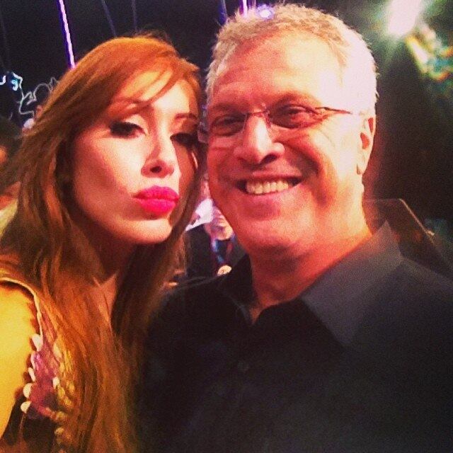 Pedro Bial levou um "chega mais" da ruiva. 

— Já que a moda é "selfie"... rsssss! Zóio azur e lufada perfumada: Pedroca Bial! 