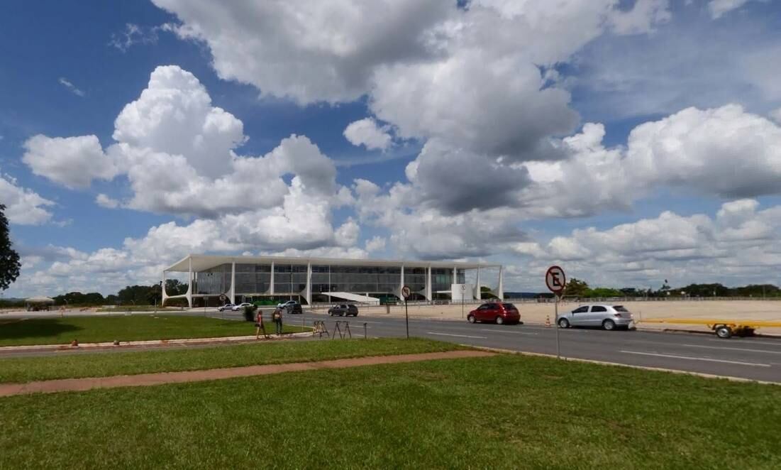 Na parte externa do passeio, dá para ver um ângulo pouco mostrado do Palácio do Planalto