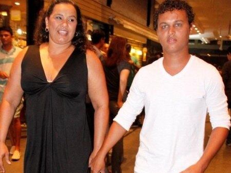 





Em 2011, a atriz Solange Couto surpreendeu os fãs ao
aparecer grávida de seu terceiro filho, aos 54 anos de idade. Benjamim nasceu
completamente saudável, em agosto do mesmo ano

