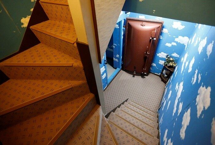 O abrigo foi construído como se o Japão estivesse realmente sofrendo um ataque, com salas que possuem até itens de proteção contra contaminações por armas químicas