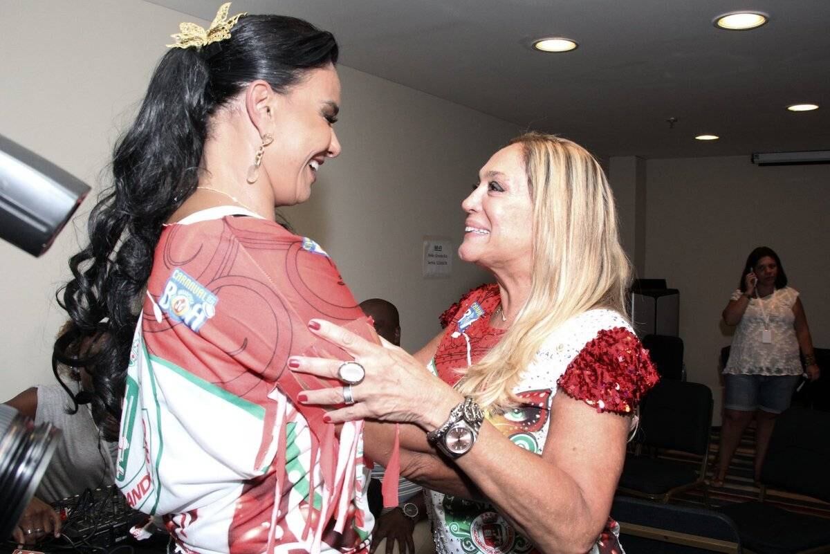 Susana Vieira encontrou com a amiga Solange Couto na feijoada 