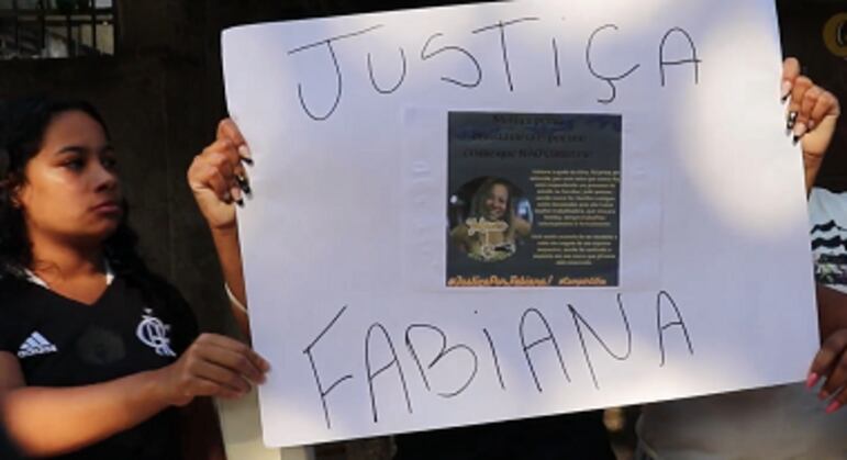 Familiares se reúnem na frente de presídio em protesto contra a prisão de Fabiana
