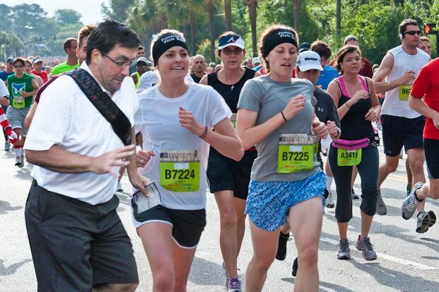 "Cara que aparece no meio" aparece na frente do "cara absurdamente fotogênico". O fotogênico Zeddie Little virou sensação na web foi que foi fotografado em uma corrida em Charleston, no estado norte-americano da Carolina do Sul