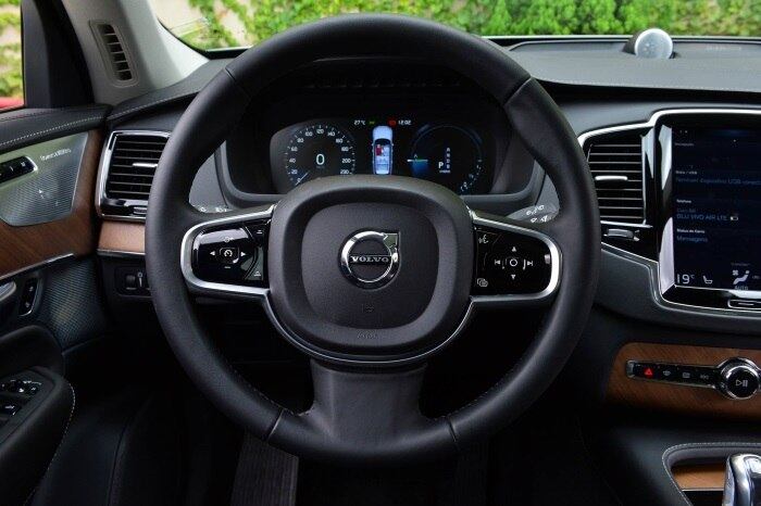 O volante tem controle total da central multimídia, além de acionar piloto automático e direção semi autônoma ao simples toque de um botão

Teste: Volvo XC90 T8 é SUV híbrido com jeitão de esportivo
