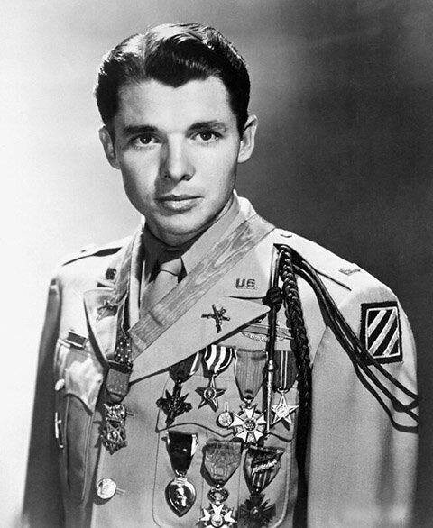 Audie Murphy - Ator norte-americano, também foi soldado e lutou na Segunda Guerra Mundial. Nascido no Texas, fez fama no cinema como cowboy em filmes de faroeste. Morreu quando o avião particular em que estava caiu na Virginia (EUA), em 28/5/1971.