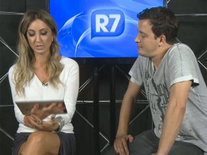 O Me Leva Contigo tem uma tarefa árdua ao longo da
temporada. Segundo Rafael Cortez, não é nada fácil encontrar rapazes dispostos
a enfrentar as críticas das 30 mulheres ou possíveis candidatas a um encontro.
Em um chat feito com internautas, o apresentador falou mais sobre o assunto

+ Vídeo: Rafael Cortez responde a perguntas dos internautas sobre o Me Leva Contigo

+ Vídeo: Samuel é apontado como 'xavequeiro' e perde chance com candidatas

+ Vídeo: Caio mostra talento em rap e é disputado por pretendentes
