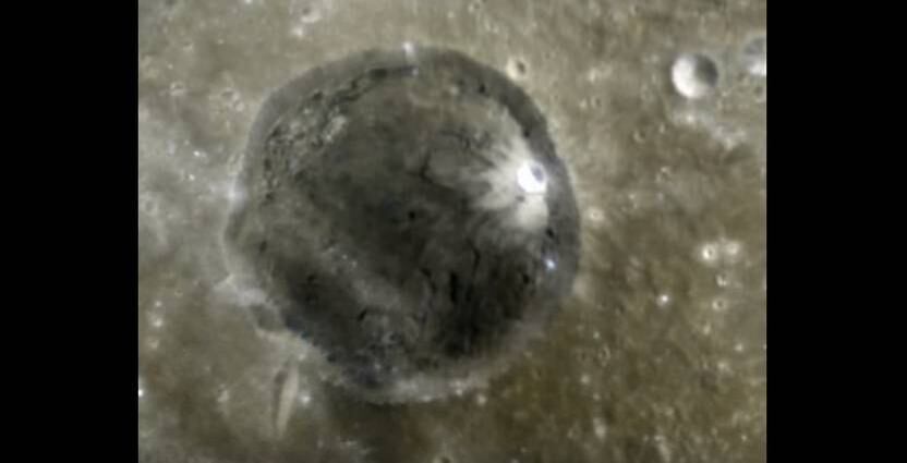 Mas é possível que eles estejam errados. Assim como muitos ufólogos estiveram nessa imagem que segundo eles "provava que na Lua" existiam artefatos feitos por civilizações antigas