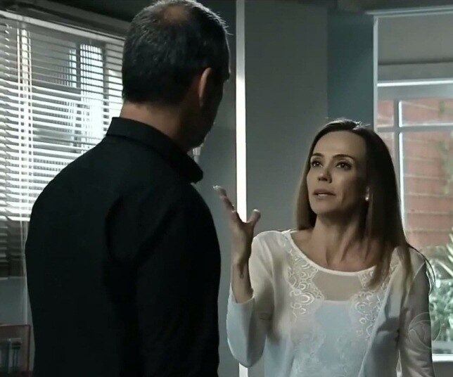 Geraldo e Soraya discutem
e ela diz que as fotos e as gravações podem comprometê-la

+ Paula vai para cama com Guido Flores
