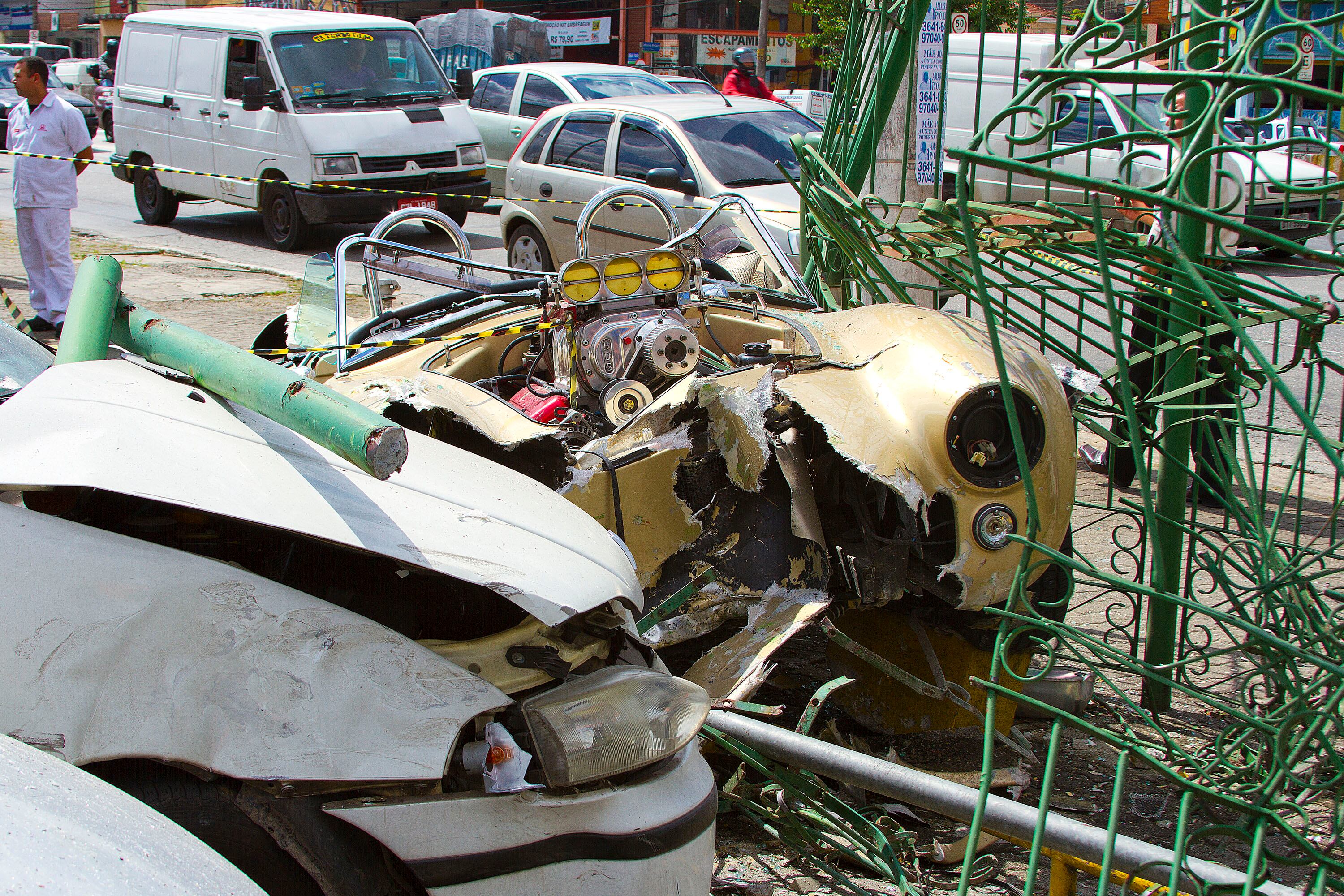 Testemunhas que passavam no local no momento do acidente
afirmaram que o motorista dirigia em alta velocidade