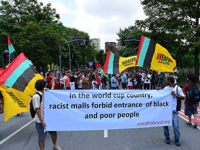 Cerca de 200 ativistas pelos direitos dos negros protestaram em apoio aos encontros de jovens em shoppings centers de São Paulo, os famosos "rolezinhos", no início da tarde deste sábado (18).  Os manifestantes se reuniram no Parque do Povo, na zona sul da cidade, e caminharam até à frente do shopping JK Iguatemi, na avenida Juscelino Kubitschek, que fechou as portas para o público
