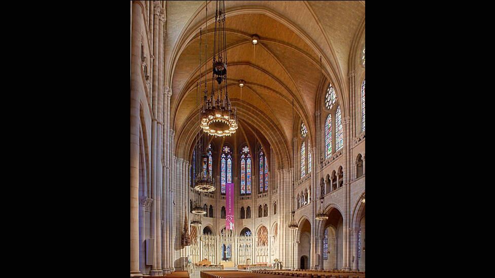 A mostra reúne projetos da empresa de Guastavino nunca antes expostos,
fotos históricas e atuais de suas obras, um vídeo que permite ao
visitante explorar as construções do arquiteto e uma réplica de um arco
em tijolo, oportunidade rara de examinar os detalhes da estrutura.

Acima
a Igreja de Riverside, em Manhattan, de 1930