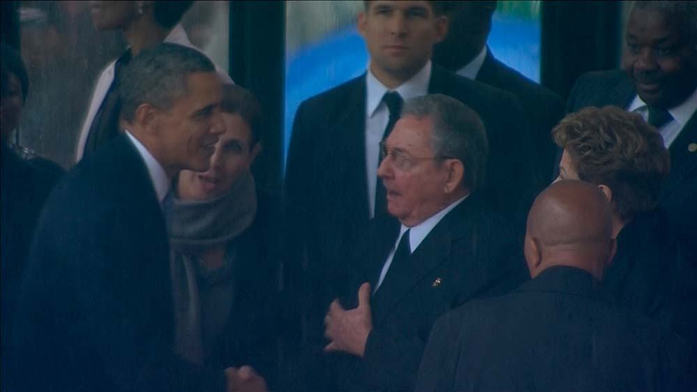 Obama cumprimenta o líder cubano Raúl Castro, antes de realizar seu discurso para cerca de 100 mil pessoas em Johannesburgo.
“Não vou estar a altura do exemplo de Madiba, mas ele me faz
querer ser um homem melhor”, disse Obama, que foi ovacionado várias vezes em seu discurso
