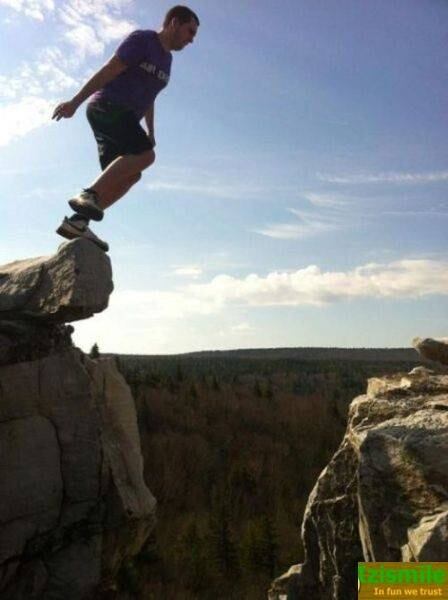 Ninguém faz parkour, ou seja lá que esporte é esse que o sem-noção acima pratica, em cima de um abismo impunemente!