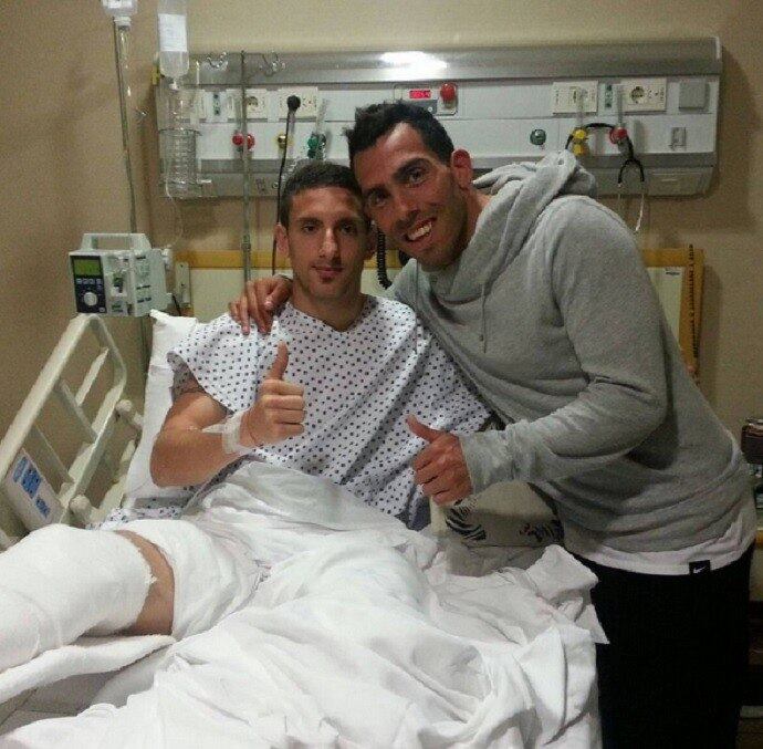 Tevez visitou "rival" em hospital após fratura no pé direito