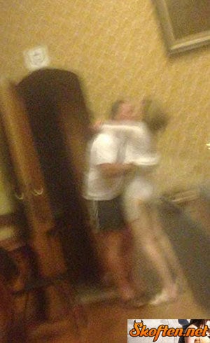 O homem que aparece nas imagens não é o marido da prefeita