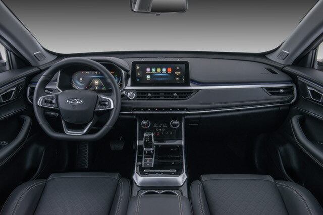 Painel tem linhas retas e estilo arrojado especialmente no console central com terceira tela