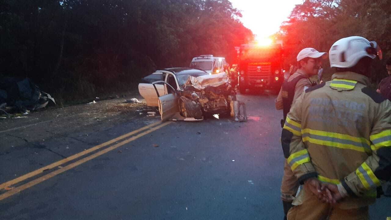 Quatro pessoas morreram
em acidente envolvendo dois carros