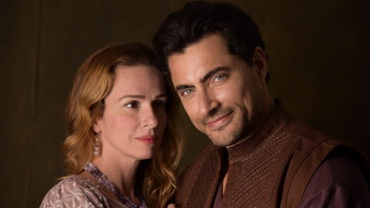 Saul & Ainoã
Assim como nas grandes construções, cada pessoa tem uma
base, que é colocada à prova no momento que os problemas e dificuldades surgem.
Essa base é o que faz você ser quem é, a razão por trás do seu comportamento, a
motivação das suas escolhas e no que você se apoia pra tomar suas decisões. No
caso deles, a base de suas vidas era uma palavrinha muito conhecida, mas que
poucos realmente sabem o quão perigosa ela pode ser: Insegurança. Ela foi a
grande responsável por desmoronar o castelinho de areia que era esse casal.